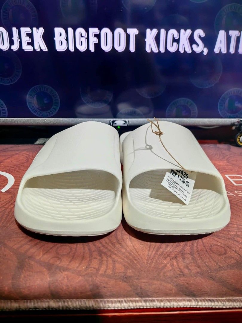 Adidas Lightshift slide size 14 & 15 US (Category: Slippers & Slides) located in Pasig City. Submitted by titojek (Listing ID 1461831047, Image 2). Description: ⚠️ For sale only. 🔥 Brand new and legit Ad!das Lightshift slide (off white) size 14 & 15 US 💵 1,700. Fixed price (SRP) 🛵 Lalamove or Grab ✈️ J&T and JRS (no rush shipping) 💳 Payment • Gcash or Security Bank ❌ Wala na akong meet up. ❌ Walang COD/COP. ❌ Walang Sh0pee checkout. 📍Pinagbu