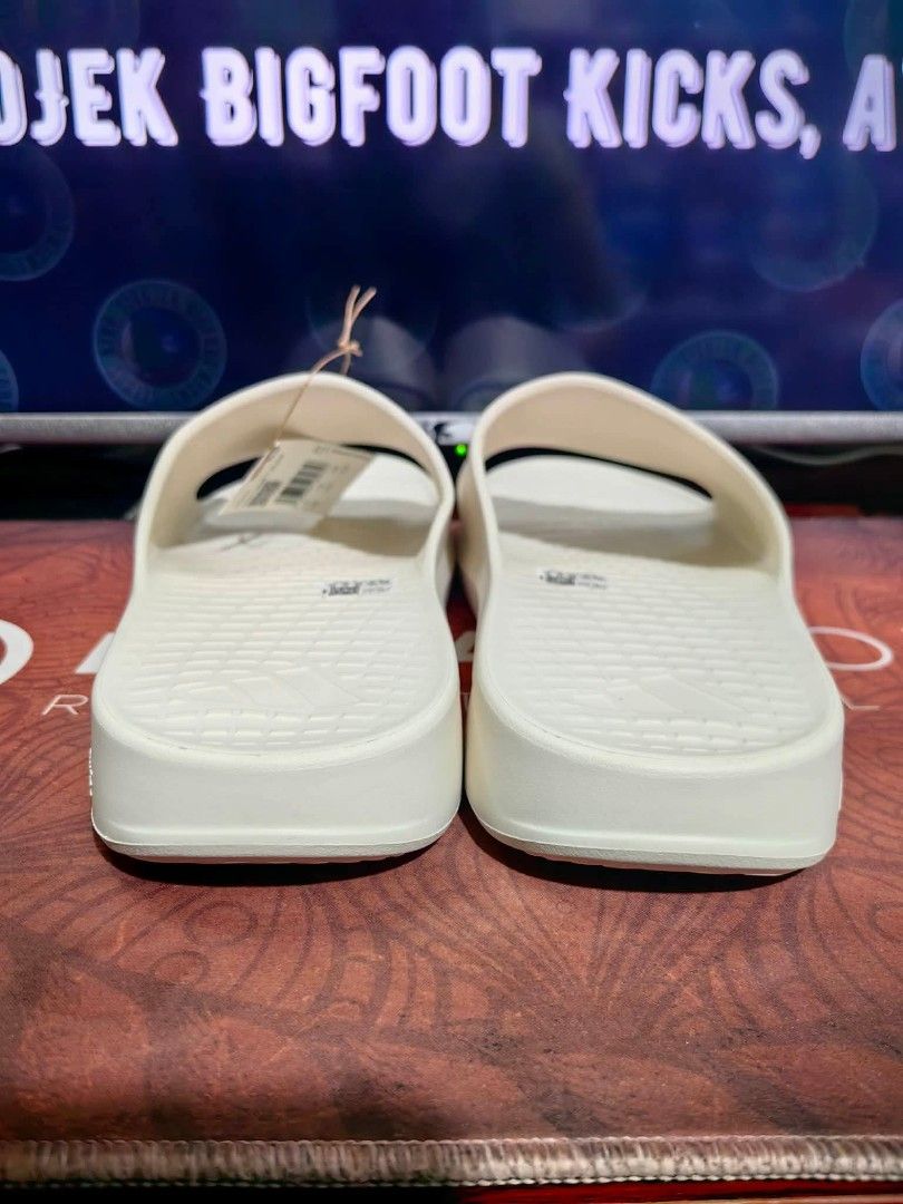 Adidas Lightshift slide size 14 & 15 US (Category: Slippers & Slides) located in Pasig City. Submitted by titojek (Listing ID 1461831047, Image 3). Description: ⚠️ For sale only. 🔥 Brand new and legit Ad!das Lightshift slide (off white) size 14 & 15 US 💵 1,700. Fixed price (SRP) 🛵 Lalamove or Grab ✈️ J&T and JRS (no rush shipping) 💳 Payment • Gcash or Security Bank ❌ Wala na akong meet up. ❌ Walang COD/COP. ❌ Walang Sh0pee checkout. 📍Pinagbu