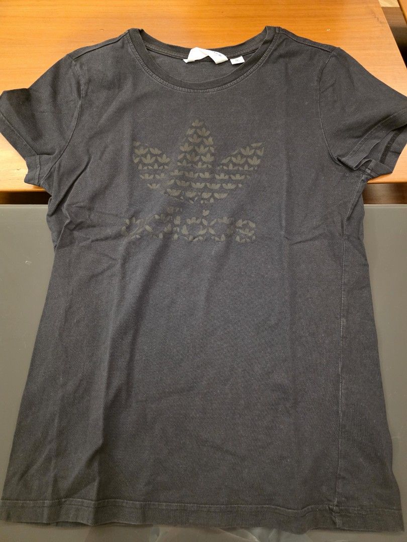 Adidas size 40 （分類：T-shirt）位於 Hong Kong。 由 chengsiuha 提交（商品編號 1461949657，圖片 1）。簡介： 。