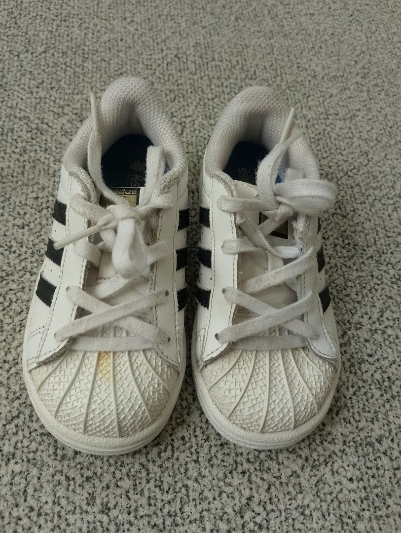 Adidas Superstar (Category: Babies & Kids Fashion) located in Cabadbaran. Submitted by ztsfinds (Listing ID 1461816489, Image 2). Description: Authentic Adidas Originals Superstar Toddler (Size 8K / US 8) - White/Black -Selling a pre-loved, 100% authentic pair of Toddler Adidas Superstars in the classic Cloud White and Core Black colorway. Model / Art Code: C77913 Size: US 8K | UK 7.5K | FR 25 (Fits children around 2 to 3 years old depending on f