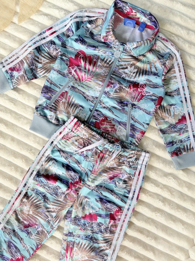 Adidas track suit terno AOP design 4Y (Category: Babies & Kids Fashion) located in La Trinidad. Submitted by true_kidsclothing (Listing ID 1461877344, Image 3). Description: 𝙎𝙞𝙯𝙚 𝙤𝙣 𝙩𝙖𝙜: 4 yrs old 💯Legit / Authentic 📌Excellent used condition 📌Color rate: 9.8/10.