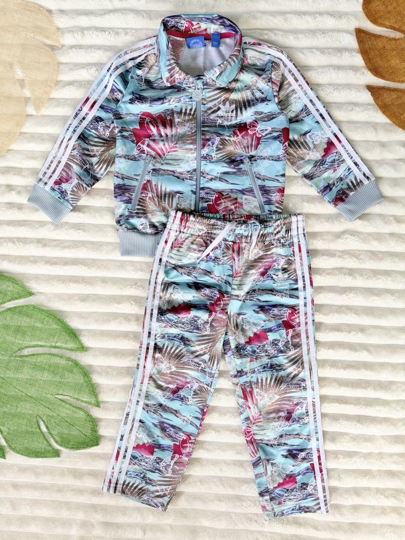 Adidas track suit terno AOP design 4Y (Category: Babies & Kids Fashion) located in La Trinidad. Submitted by true_kidsclothing (Listing ID 1461877344, Image 1). Description: 𝙎𝙞𝙯𝙚 𝙤𝙣 𝙩𝙖𝙜: 4 yrs old 💯Legit / Authentic 📌Excellent used condition 📌Color rate: 9.8/10.