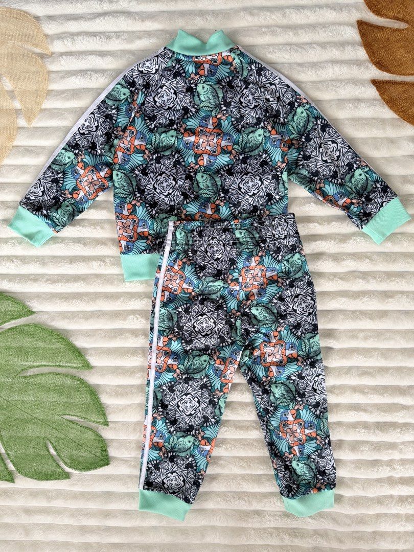 Adidas track suit terno AOP design 3Y (Category: Babies & Kids Fashion) located in La Trinidad. Submitted by true_kidsclothing (Listing ID 1461905459, Image 2). Description: 𝙎𝙞𝙯𝙚 𝙤𝙣 𝙩𝙖𝙜: 95/ 3 yrs old 💯Legit / Authentic 📌Excellent used condition 📌Color rate: 9.8/10.