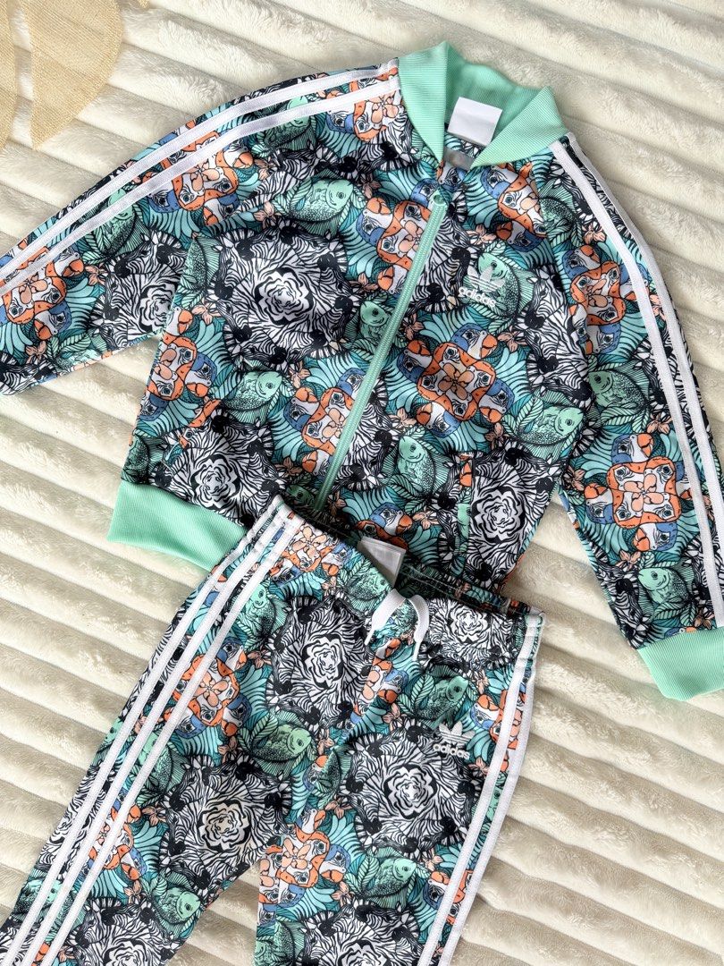 Adidas track suit terno AOP design 3Y (Category: Babies & Kids Fashion) located in La Trinidad. Submitted by true_kidsclothing (Listing ID 1461905459, Image 3). Description: 𝙎𝙞𝙯𝙚 𝙤𝙣 𝙩𝙖𝙜: 95/ 3 yrs old 💯Legit / Authentic 📌Excellent used condition 📌Color rate: 9.8/10.