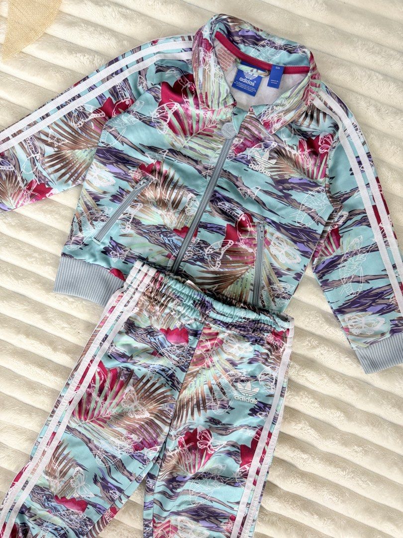 Adidas tracksuit Terno AOP design 3Y (Category: Babies & Kids Fashion) located in La Trinidad. Submitted by true_kidsclothing (Listing ID 1461877012, Image 3). Description: 𝙎𝙞𝙯𝙚 𝙤𝙣 𝙩𝙖𝙜: 36 / 3 yrs old 💯Legit / Authentic 📌Excellent used condition 📌Color rate: 9.8/10.