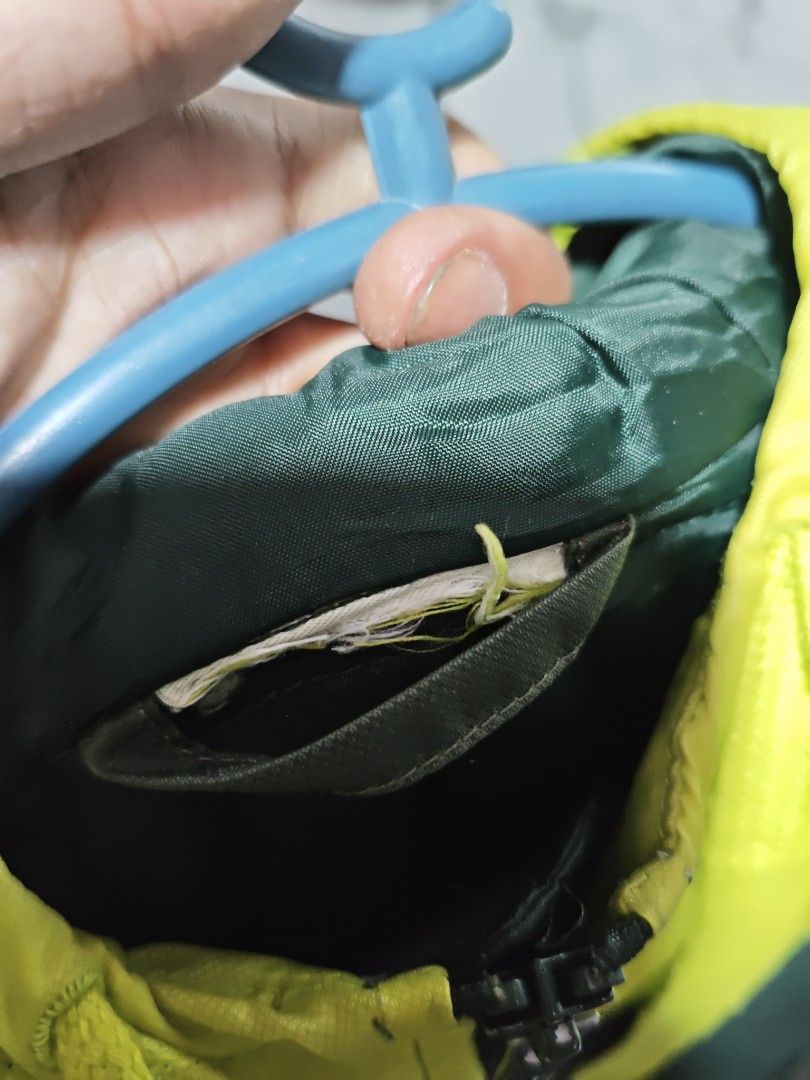 Adidas windbreaker (Category: Coats, Jackets and Outerwear) located in Las Pinas. Submitted by yokiesse (Listing ID 1462017707, Image 3). Description: .