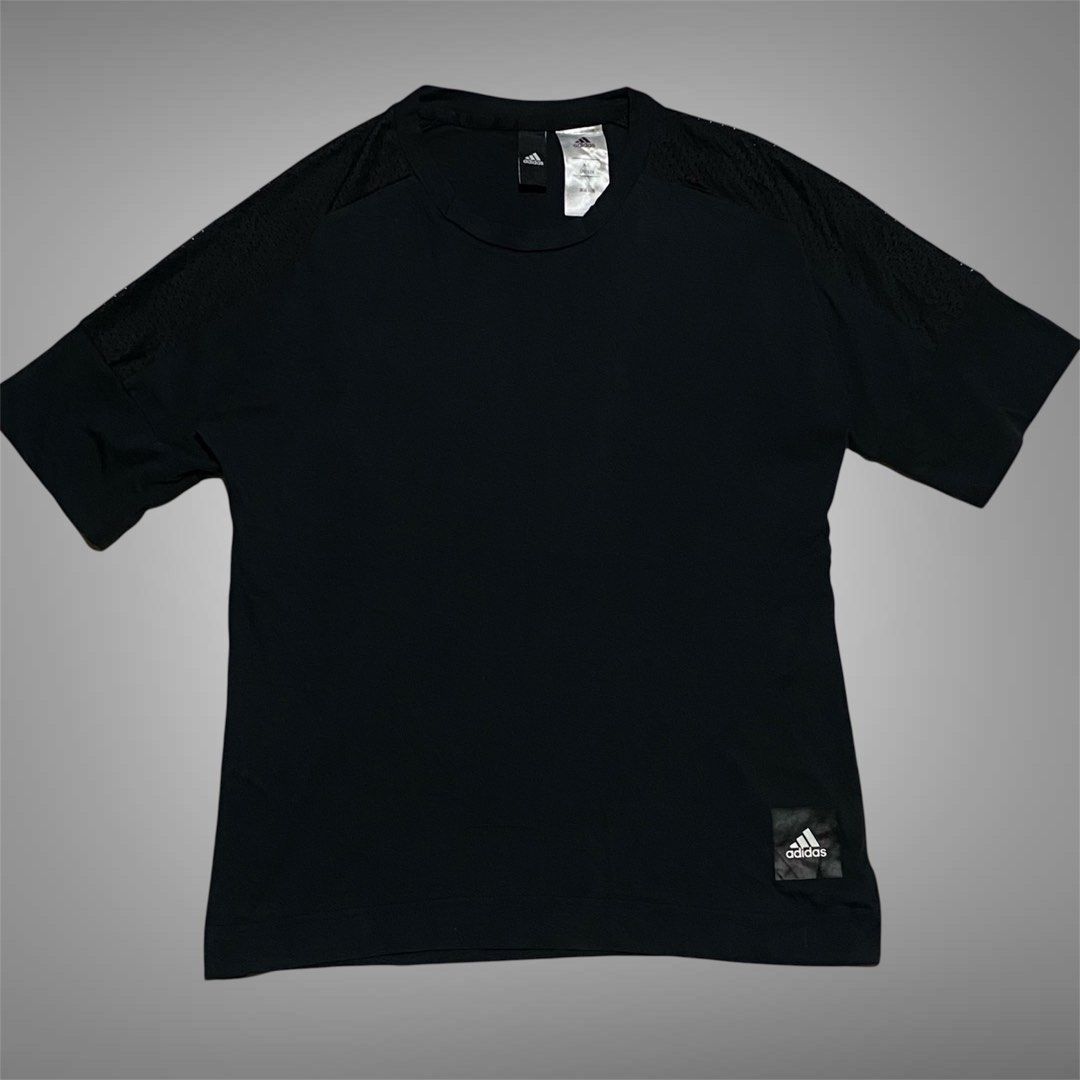 Adidas Women's (Category: Activewear) located in Mabalacat. Submitted by stellargarments (Listing ID 1461807142, Image 1). Description: L - 24 W - 18 Condition : 9.5/10 Ganda pa condition See through yung sa shoulder Ganda ng logo buong buo Complete Tags Smooth on skin fabric Need wash fresh from bale.