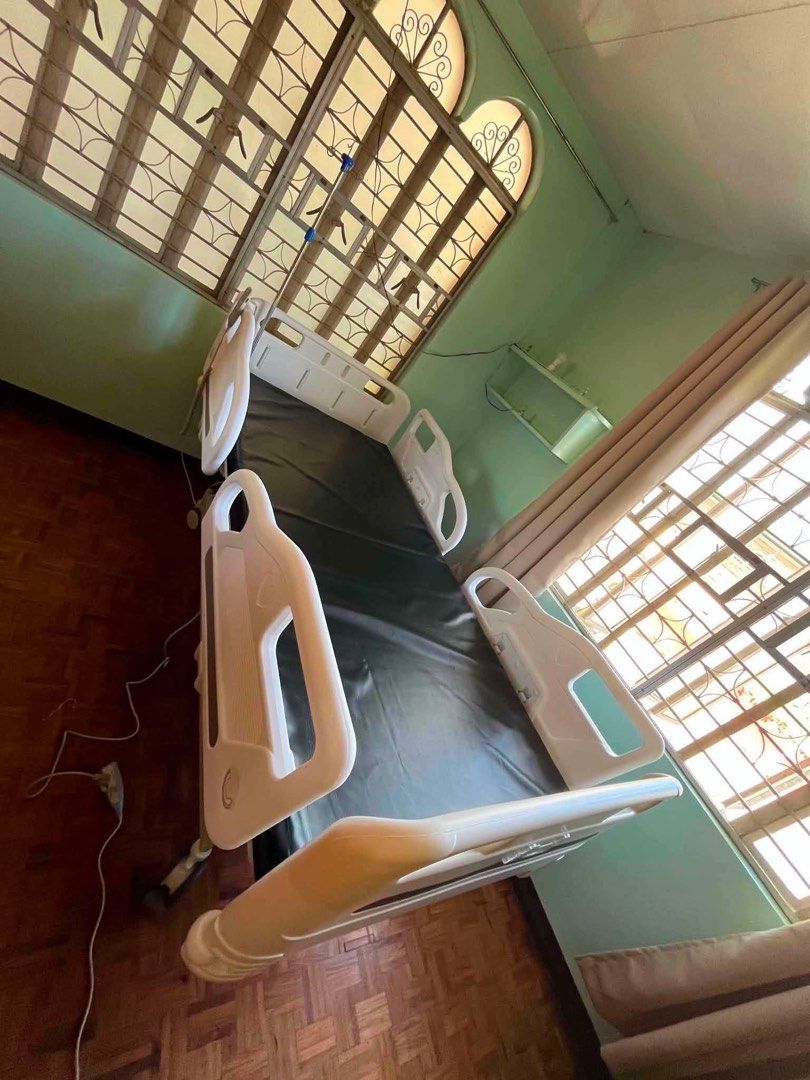 Adjustable Hospital Bed with Wheels (Category: Medical Supplies & Tools) located in Manila. Submitted by rosel2001 (Listing ID 1461832776, Image 3). Description: - Adjustable hospital bed - Features side rails for safety - Equipped with wheels for easy mobility - Includes a black mattress - Ideal for home care needs - Pickup only.