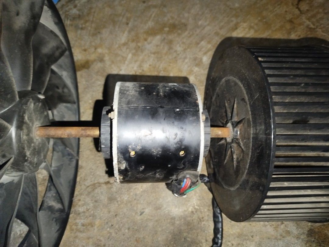 Aircon fan motor (Category: Construction & Building Materials) located in Manila. Submitted by jojo.welter (Listing ID 1461808986, Image 1). Description: Galing sa carrier inverter AC Perfect condition fan motor only.