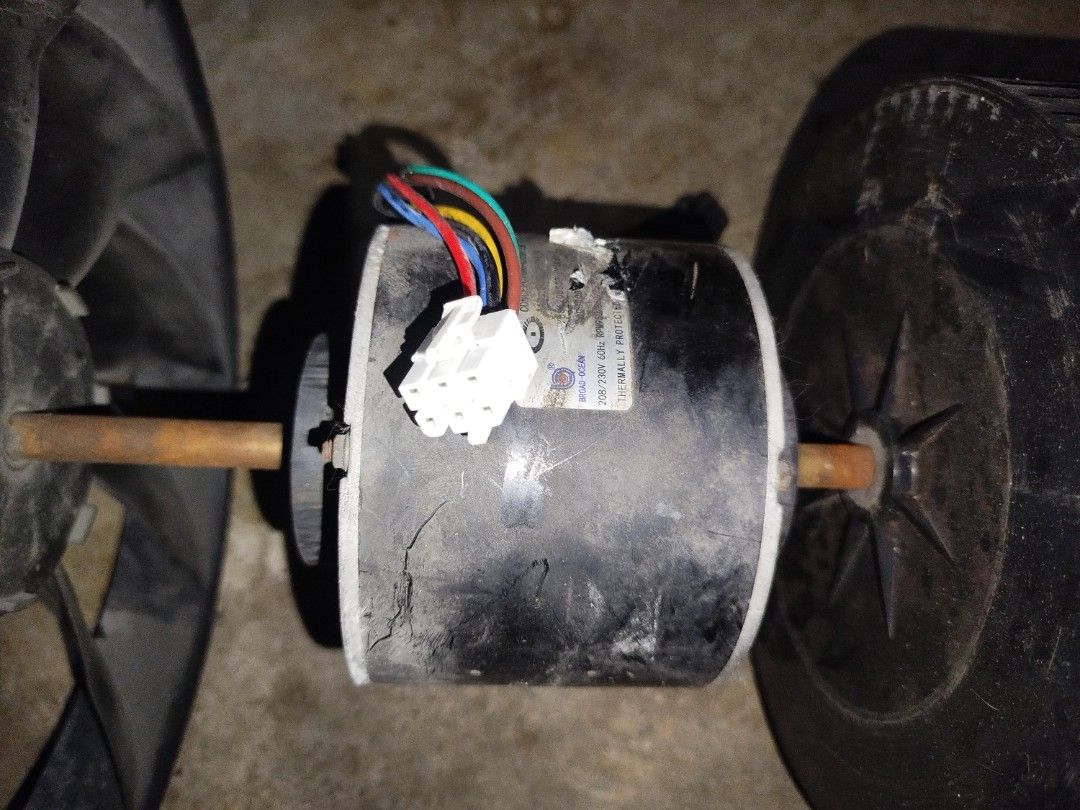 Aircon fan motor (Category: Construction & Building Materials) located in Manila. Submitted by jojo.welter (Listing ID 1461808986, Image 3). Description: Galing sa carrier inverter AC Perfect condition fan motor only.