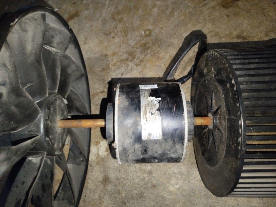 Aircon fan motor (Category: Construction & Building Materials) located in Manila. Submitted by jojo.welter (Listing ID 1461808986, Image 2). Description: Galing sa carrier inverter AC Perfect condition fan motor only.