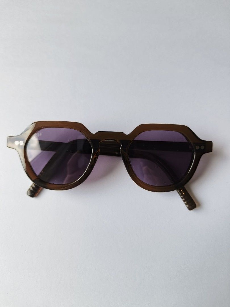 Akila Lola Sunglasses (Category: Sunglasses & Eyewear) located in Quezon City. Submitted by treasuredcollectibles (Listing ID 1461812636, Image 1). Description: brand: Akila model: Lola brand new with official receipt from purchase can be used for prescription.