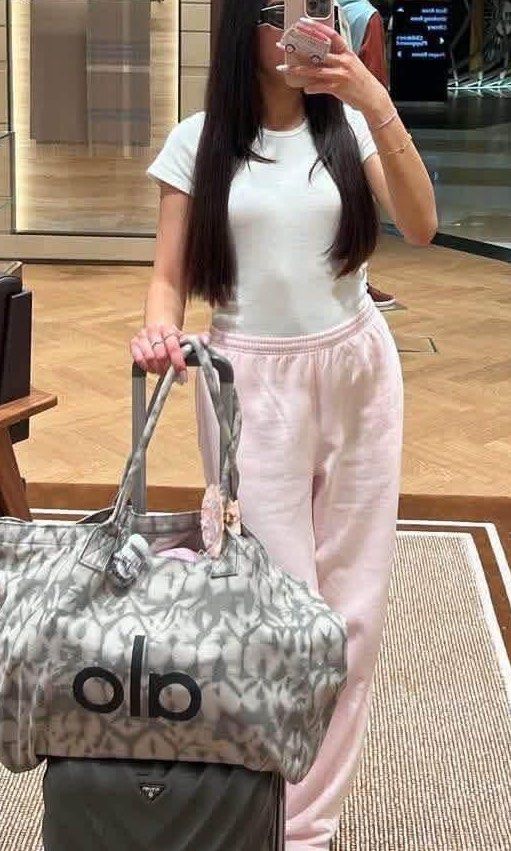 Alo Large Tote (Category: Tote Bags) located in Quezon City. Submitted by stuffs.hellyy (Listing ID 1461868173, Image 3). Description: .