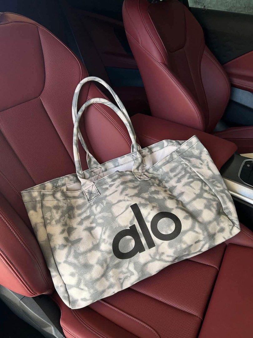 Alo Large Tote (Category: Tote Bags) located in Quezon City. Submitted by stuffs.hellyy (Listing ID 1461868173, Image 1). Description: .