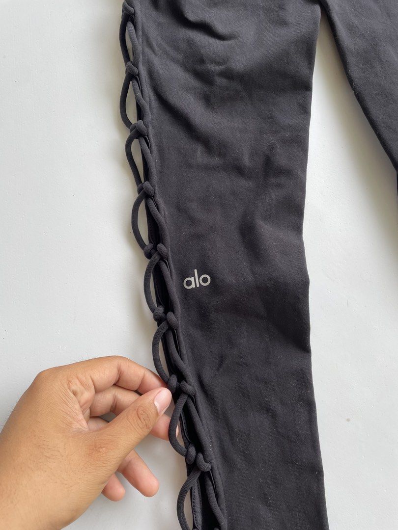Alo leggings (Category: Activewear) located in New Bataan. Submitted by rebisa.404 (Listing ID 1461843488, Image 2). Description: Alo leggings S on tag 22-24 waist 36 length No issue Need wash .