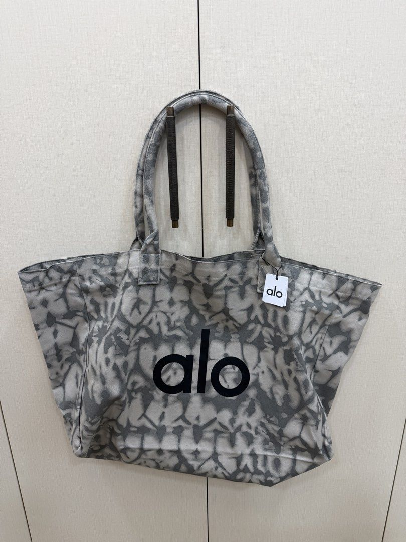 Alo Yoga Tote Bag (Category: Tote Bags) located in Manila. Submitted by angeladeclutters (Listing ID 1461800023, Image 1). Description: .