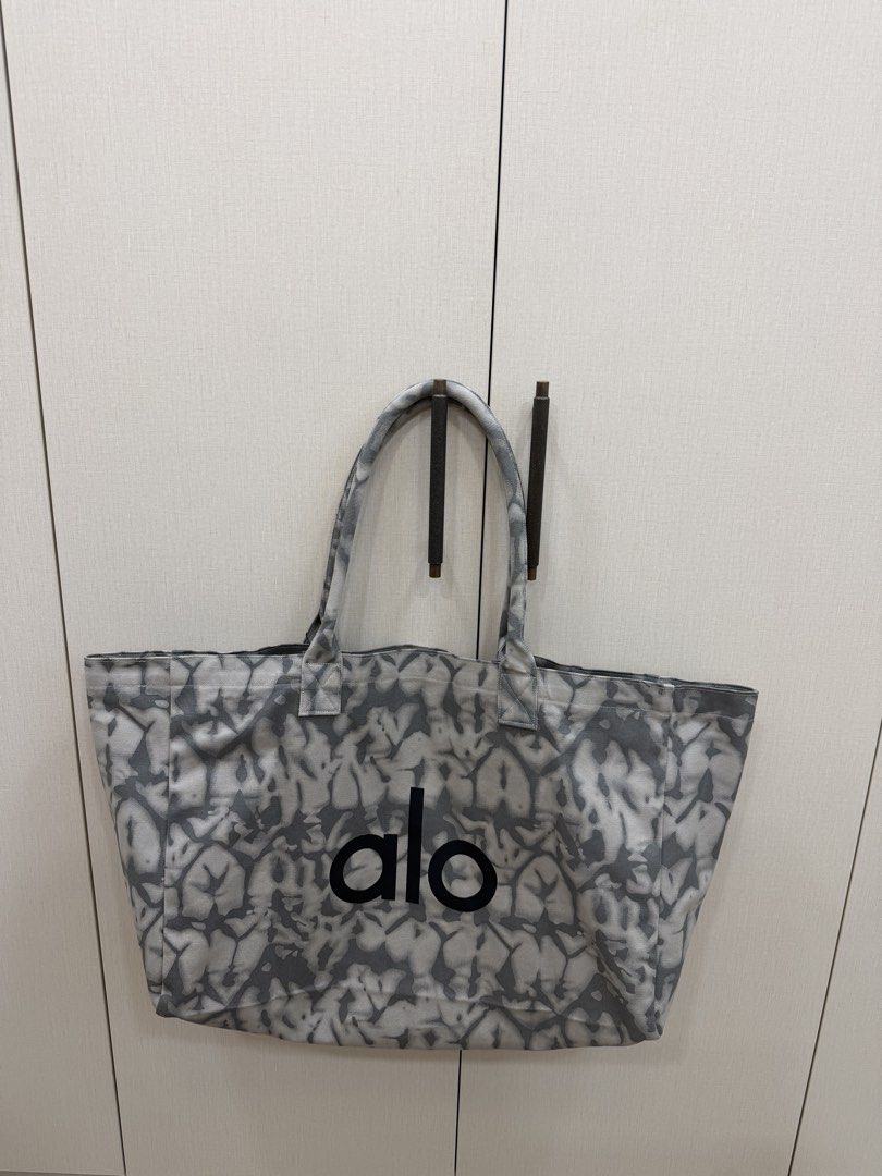 Alo Yoga Tote Bag (Category: Tote Bags) located in Manila. Submitted by angeladeclutters (Listing ID 1461800023, Image 2). Description: .