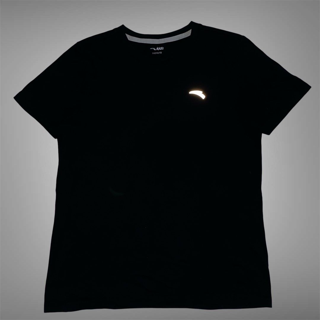 Anta Women's Top (Category: Activewear) located in Mabalacat. Submitted by stellargarments (Listing ID 1461806421, Image 1). Description: L - 23 W - 17 Condition : 9/10 Ganda pa ng neck reflectorized logo nice fitting for women's Smooth on skin fabric Need wash fresh from bale no major stain.