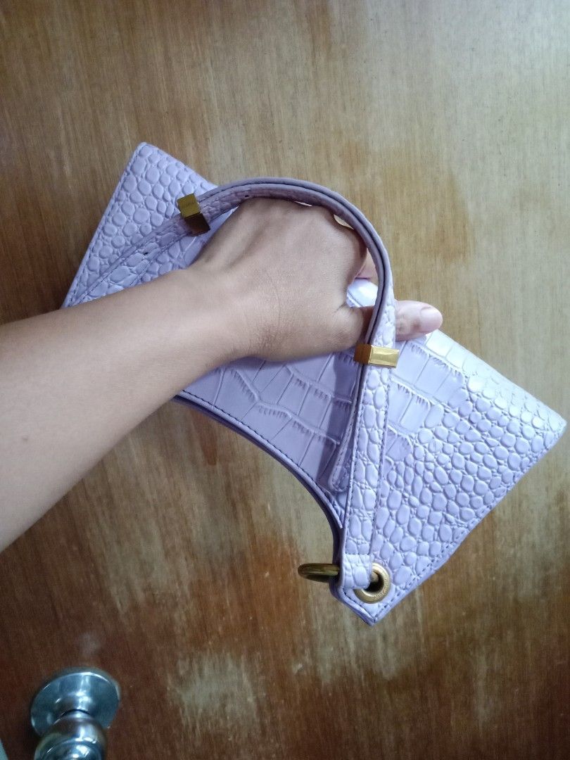 Apede 1.9 NYC (Category: Shoulder Bags) located in Davao. Submitted by hwagmahiyangtumawad (Listing ID 1461956383, Image 1). Description: 10/10 good condition.