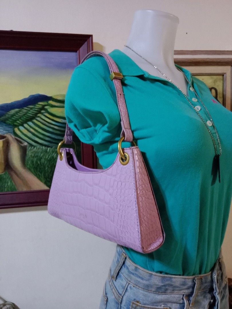 Apede 1.9 NYC (Category: Shoulder Bags) located in Davao. Submitted by hwagmahiyangtumawad (Listing ID 1461956383, Image 2). Description: 10/10 good condition.