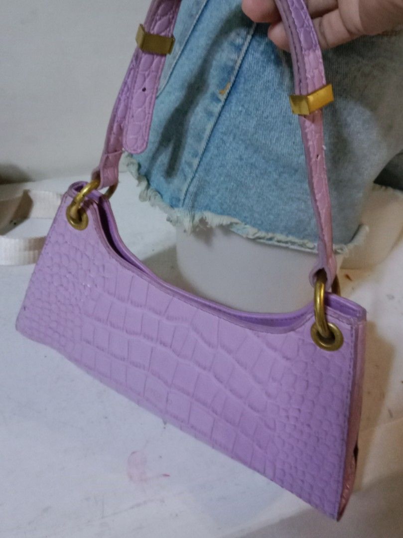 Apede 1.9 NYC (Category: Shoulder Bags) located in Davao. Submitted by hwagmahiyangtumawad (Listing ID 1461956383, Image 3). Description: 10/10 good condition.