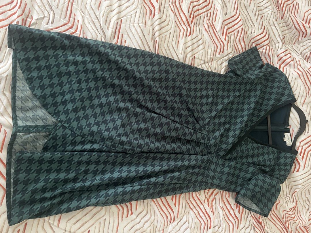 Apple & Eve Green dress- preloved (Category: Dresses) located in Manila. Submitted by jo_str (Listing ID 1461855737, Image 2). Description: Apple & Eve Green Dress- pre-loved Size XL .