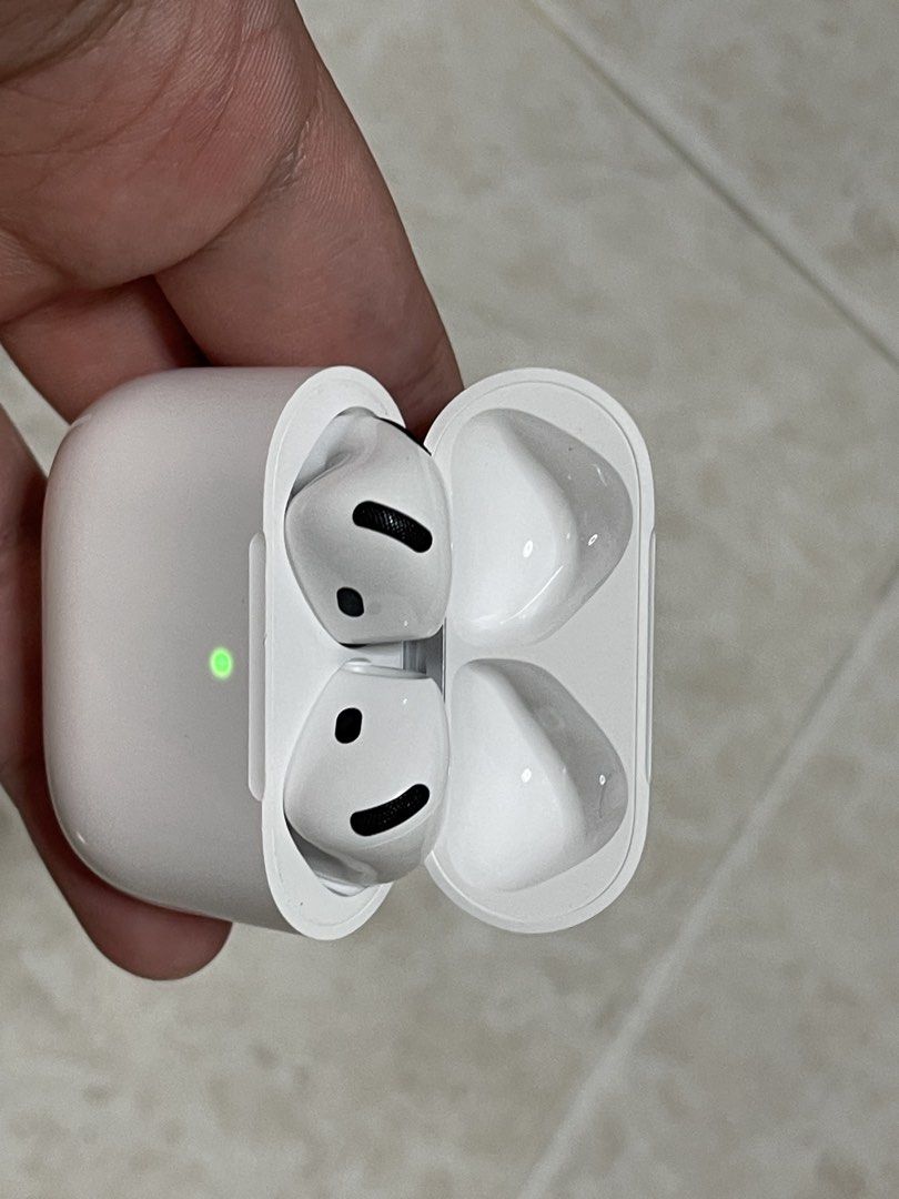 Apple AirPods 4 ANC （分類：耳機）位於 Hong Kong。 由 x_1_2_3 提交（商品編號 1461906119，圖片 3）。簡介： 真係好少用 真係計落都係用左幾次 所以仲勁新 始終用過所以平放 發覺非入耳式都係吾係咁啱我所以放 冇盒 原裝。