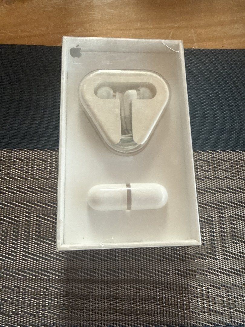 Apple In Ear Headphones Original (Category: Earphones) located in Manila. Submitted by ponyo.1 (Listing ID 1461876569, Image 1). Description: Have 100 pcs in stock.