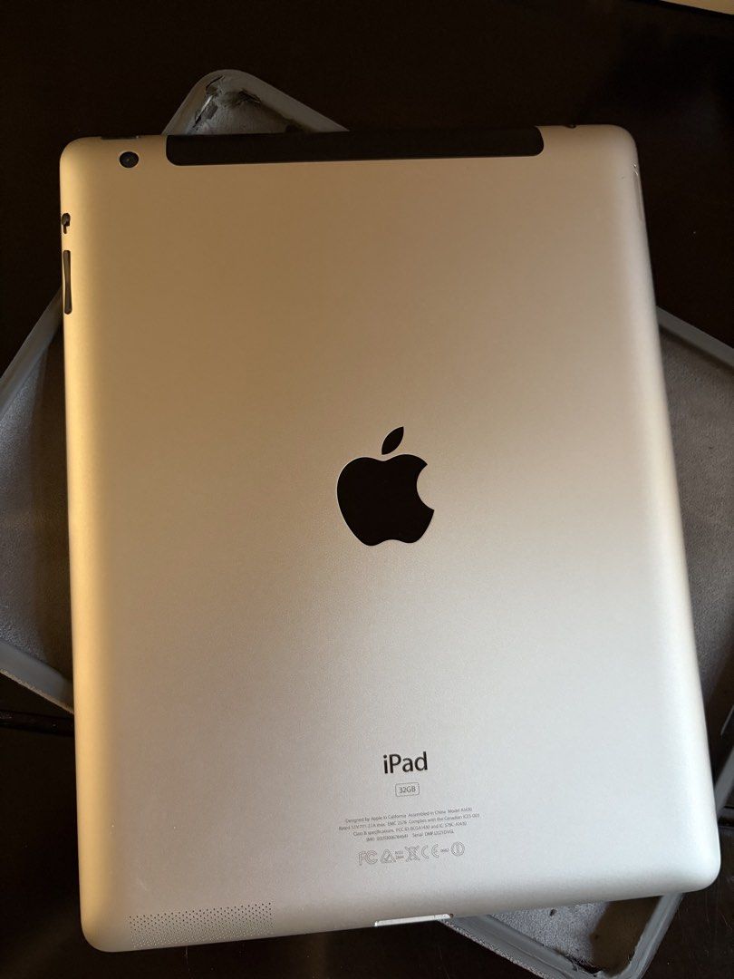 Apple iPad 3rd Gen 32GB WiFi White （分類：平板電腦 - iPad）位於 Hong Kong。 由 andrew2024 提交（商品編號 1461870678，圖片 2）。簡介： iPad 3rd Gen 32GB with smart case and iPad dock 。
