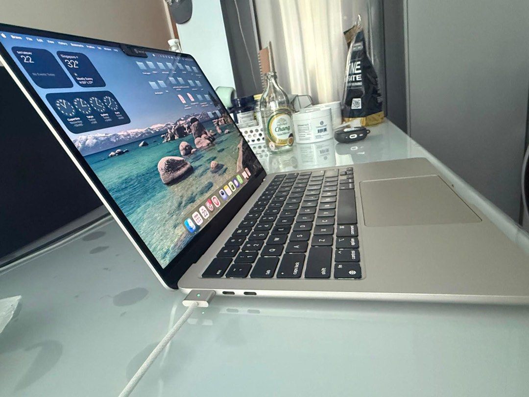 Apple MacBook Air M2 2022 Silver （分類：手提電腦）位於 Hong Kong。 由 leeluo123 提交（商品編號 1461922783，圖片 2）。簡介： Selling my MacBook Air M2. Great for daily use and studies. Comes with original charger and cable. Selling because I bought an iPad. Let me know if you have questions.。