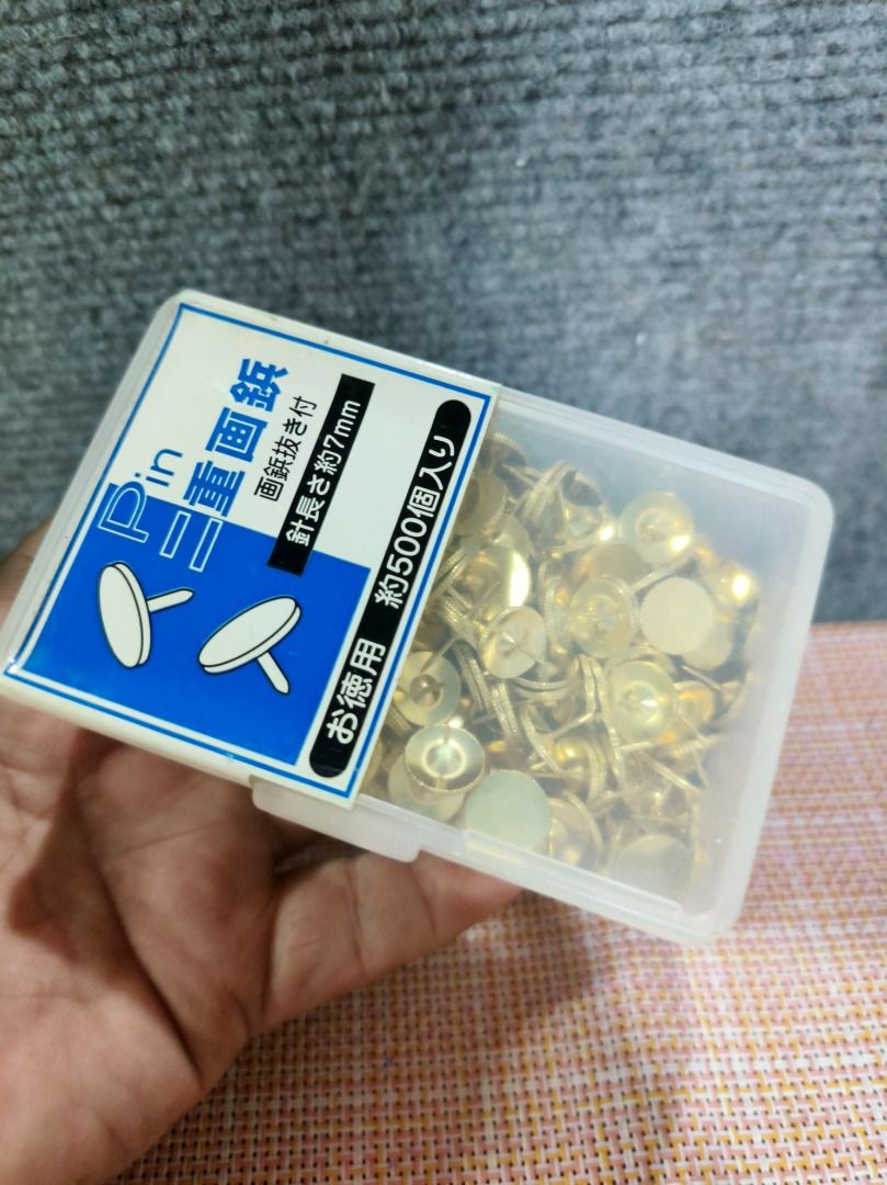 Approx. 500pcs Gold Push Pins for Notice Board (Category: Everything Else Others) located in San Leonardo. Submitted by burgossanleonardo.12345 (Listing ID 1461933400, Image 2). Description: - Approximately 500 pieces per box - Gold colored pins with clear plastic heads - Needle length: about 7mm - Ideal for notice boards and cork boards.