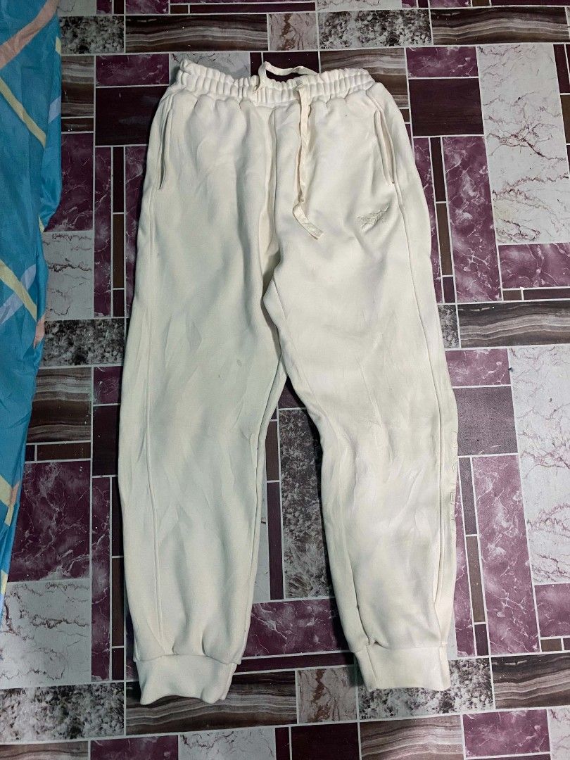 Arc'teryx Cream Sweatpants L (Category: Joggers) located in Manila. Submitted by justinthriftshop_07 (Listing ID 1461978028, Image 1). Description: - Brand: Arc'teryx - Color: Cream - Size: L - Made in: Vietnam - Features: Elastic waistband with drawstring, two side pockets - Detail: Embroidered logo on left leg - Style: Comfortable, casual, great for lounging or everyday wear.