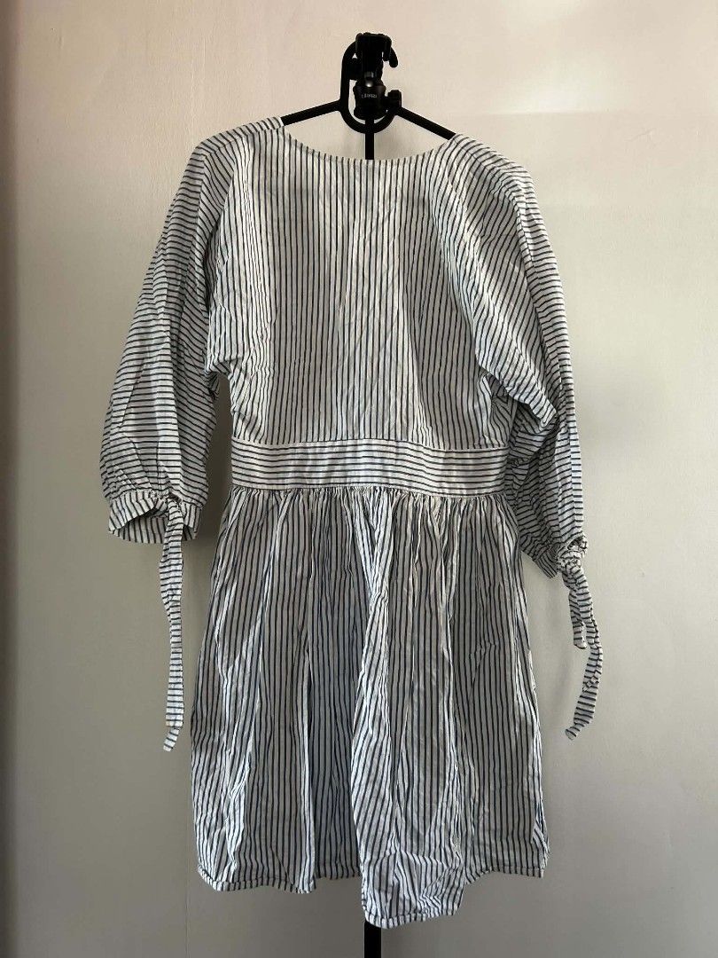 ASOS DESIGN Striped Button Front Midi Dress (Category: Dresses) located in Carmona. Submitted by av067t (Listing ID 1461918983, Image 2). Description: - ASOS DESIGN blue and white striped mini dress - V-neck with button details - Elasticated waist with gathered skirt - 3/4 sleeves with tie details - Made of 100% cotton - Ideal for casual wear.
