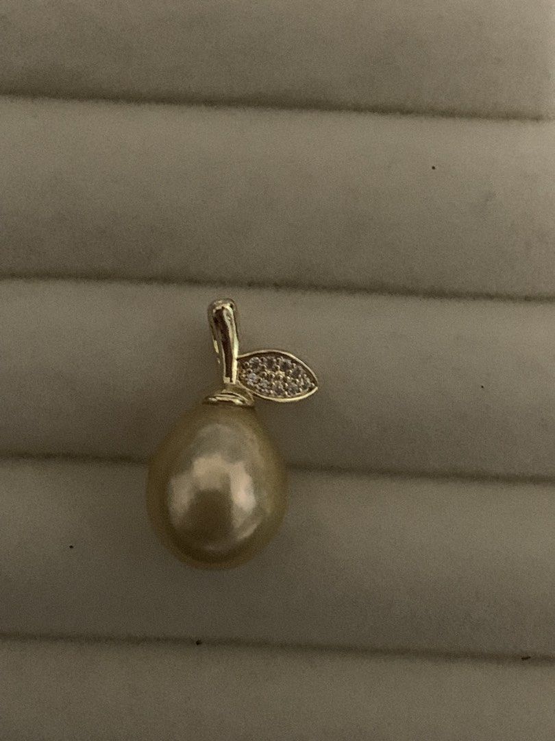 authentic golden baroque pendant gold plated micron setting (Category: Necklaces) located in Angeles City. Submitted by aaajaaaded (Listing ID 1461867876, Image 2). Description: payment first via g plus sf sale firm price very good very cute very smooth n good luster❤️ hk sourced.