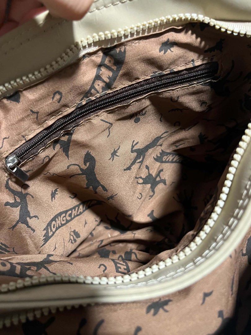 Authentic Longchamp hand/sling bag (Category: Cross-body Bags) located in Caloocan City. Submitted by trebdy01 (Listing ID 1461835190, Image 3). Description: 👜 Authentic LONGCHAMP HAND / SLING BAG 🤍 ✨ Elegant Cream color ✨ Can be used as a hand bag or sling bag ✨ Classic and versatile design — perfect for everyday use, work, errands, or casual outfits ✨ Clean and classy look that goes with almost any outfit 💰 Price: ₱____ 📍 Available now 📩 P
