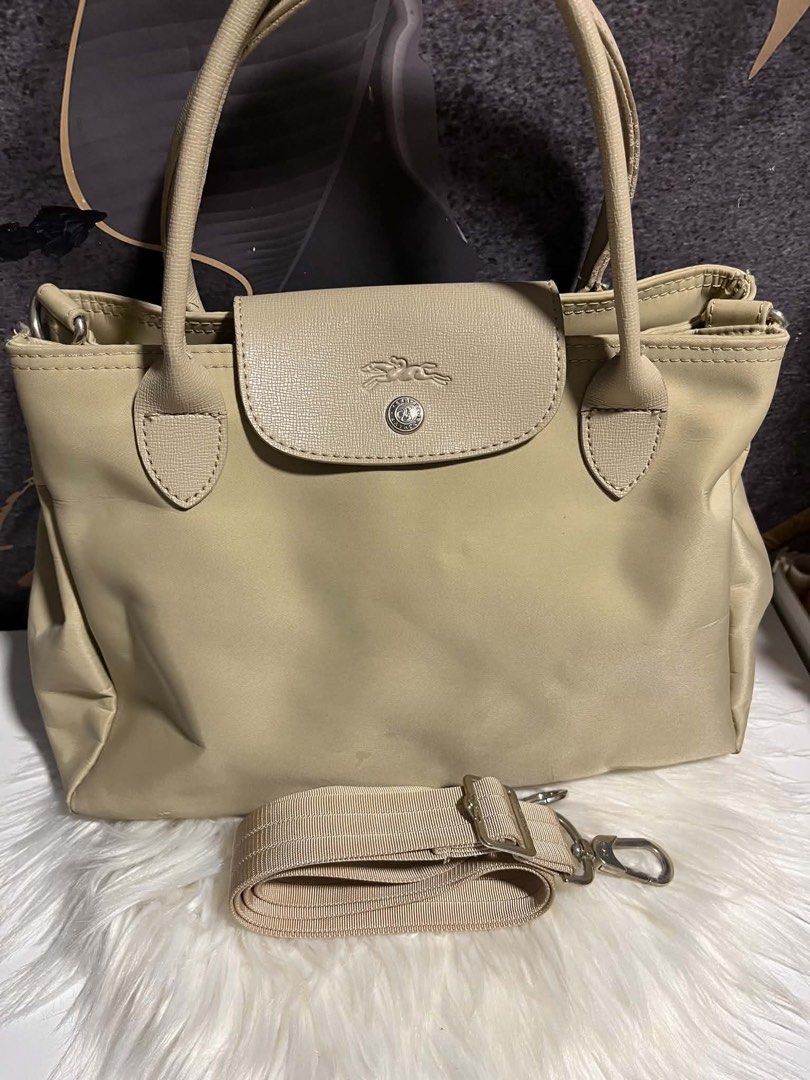 Authentic Longchamp hand/sling bag (Category: Cross-body Bags) located in Caloocan City. Submitted by trebdy01 (Listing ID 1461835190, Image 1). Description: 👜 Authentic LONGCHAMP HAND / SLING BAG 🤍 ✨ Elegant Cream color ✨ Can be used as a hand bag or sling bag ✨ Classic and versatile design — perfect for everyday use, work, errands, or casual outfits ✨ Clean and classy look that goes with almost any outfit 💰 Price: ₱____ 📍 Available now 📩 P
