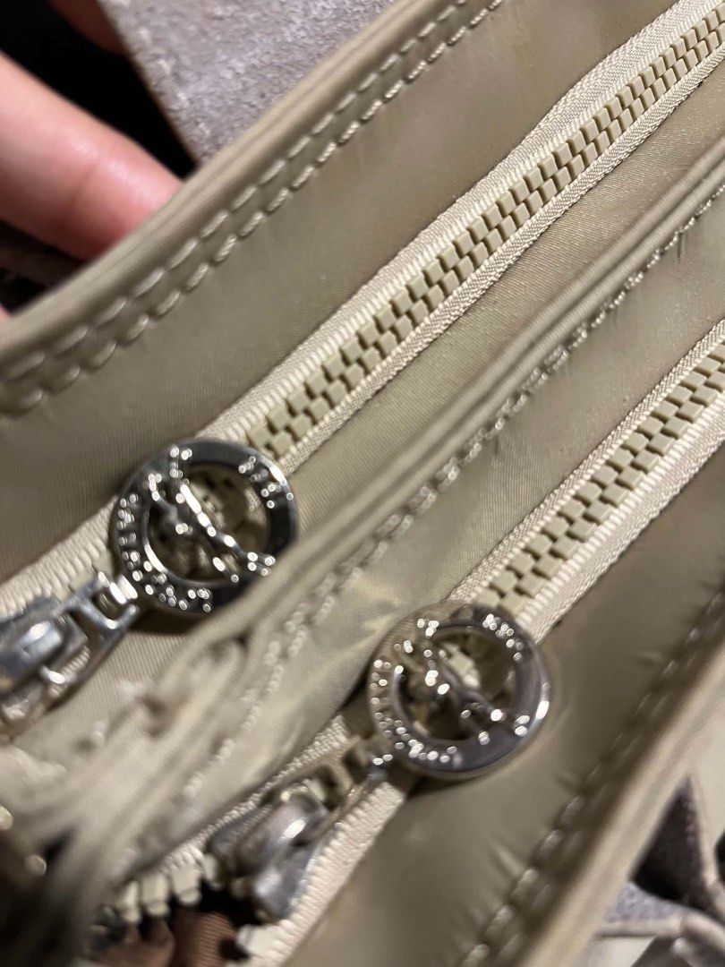 Authentic Longchamp hand/sling bag (Category: Cross-body Bags) located in Caloocan City. Submitted by trebdy01 (Listing ID 1461835190, Image 2). Description: 👜 Authentic LONGCHAMP HAND / SLING BAG 🤍 ✨ Elegant Cream color ✨ Can be used as a hand bag or sling bag ✨ Classic and versatile design — perfect for everyday use, work, errands, or casual outfits ✨ Clean and classy look that goes with almost any outfit 💰 Price: ₱____ 📍 Available now 📩 P