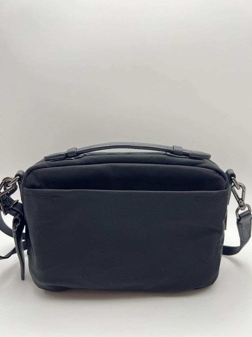 Authentic Tumi camera sling (Category: Sling Bags) located in Cagayan de Oro. Submitted by borse_de_amore (Listing ID 1461987433, Image 2). Description: Authentic Tumi camera sling No major flaws. Tolerable & Minimal signs of use only. Fits long wallet, Large fones, heavy duty powerbank and more. 🏷️6,800.