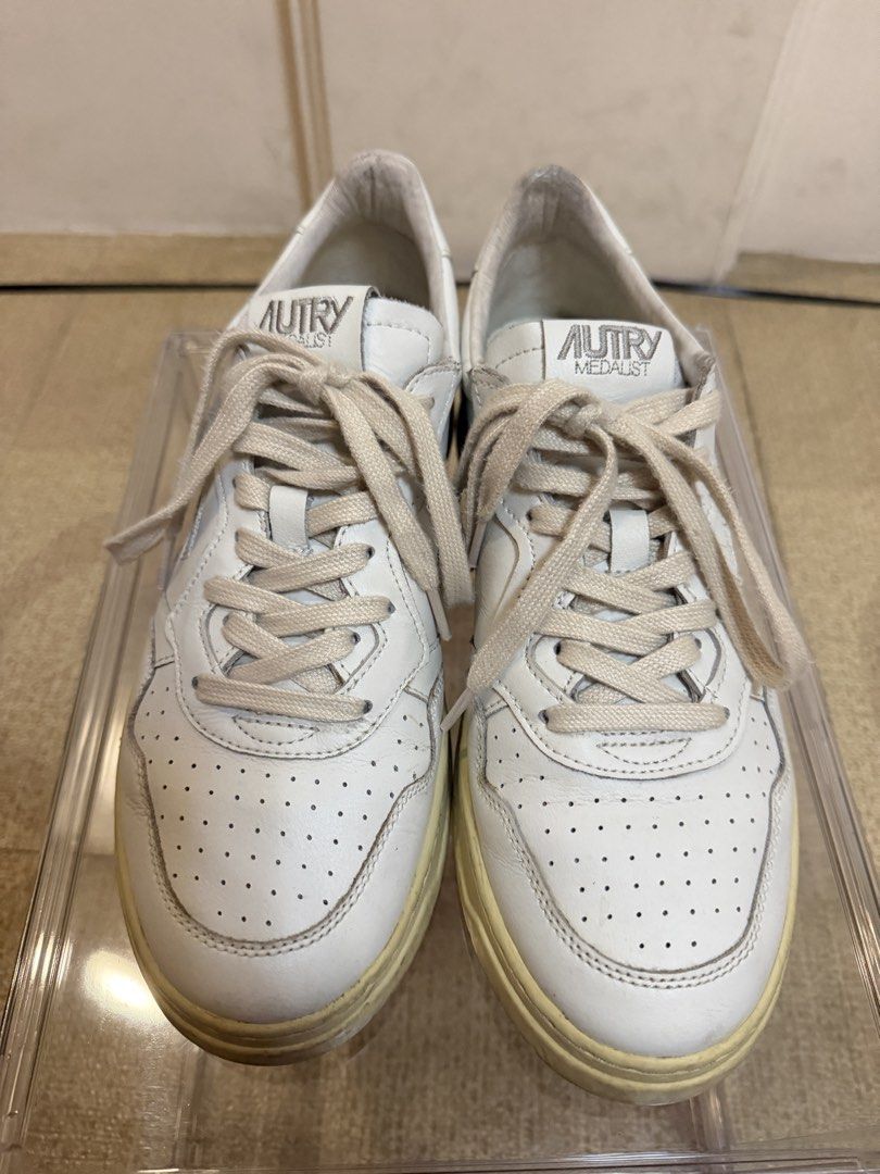 Autry White Leather Sneakers (Category: Sneakers) located in Pateros City. Submitted by lusyooo (Listing ID 1461975161, Image 2). Description: - Classic white leather sneakers by Autry - Features the iconic US flag logo on the side - Light cream colored laces - Soles have some signs of wear - Ideal for everyday casual wear - Paid as is. Bought in Canada .