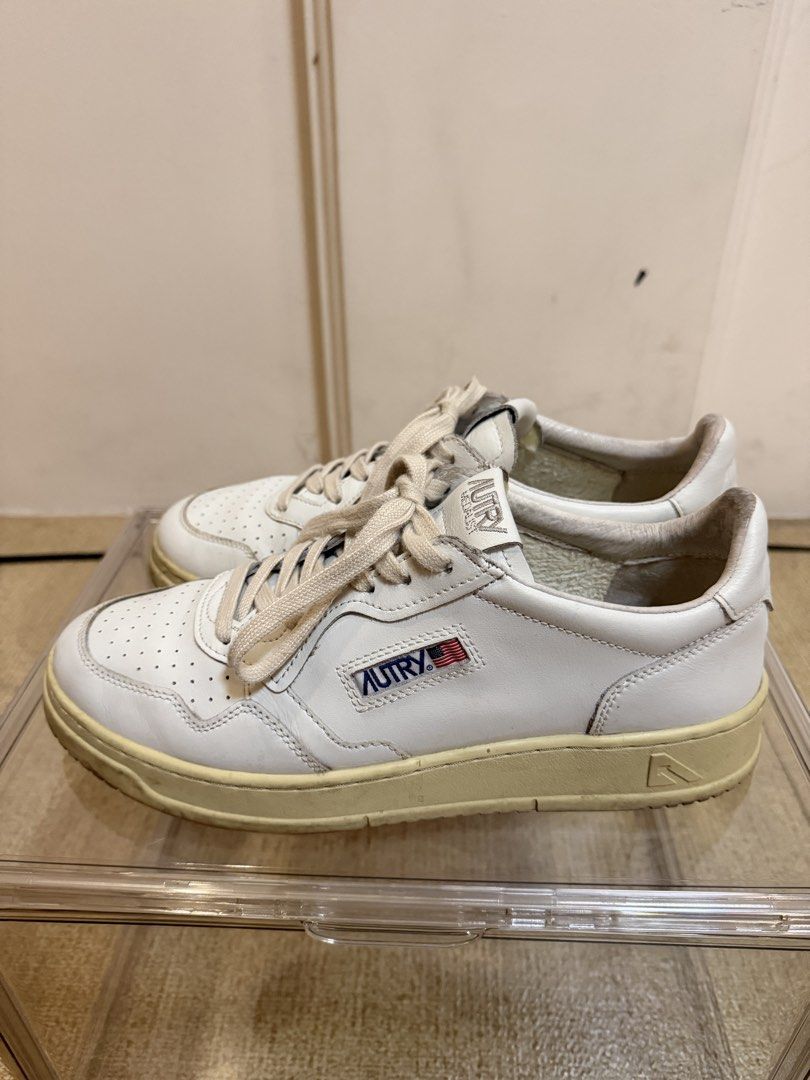 Autry White Leather Sneakers (Category: Sneakers) located in Pateros City. Submitted by lusyooo (Listing ID 1461975161, Image 1). Description: - Classic white leather sneakers by Autry - Features the iconic US flag logo on the side - Light cream colored laces - Soles have some signs of wear - Ideal for everyday casual wear - Paid as is. Bought in Canada .