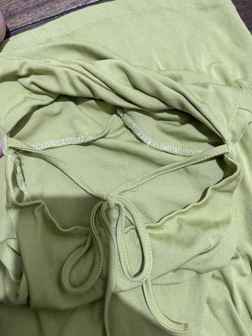 avocado green long dress (Category: Evening dresses & gowns) located in Mandaluyong City. Submitted by rojieeee05 (Listing ID 1462007016, Image 3). Description: stretchable!.