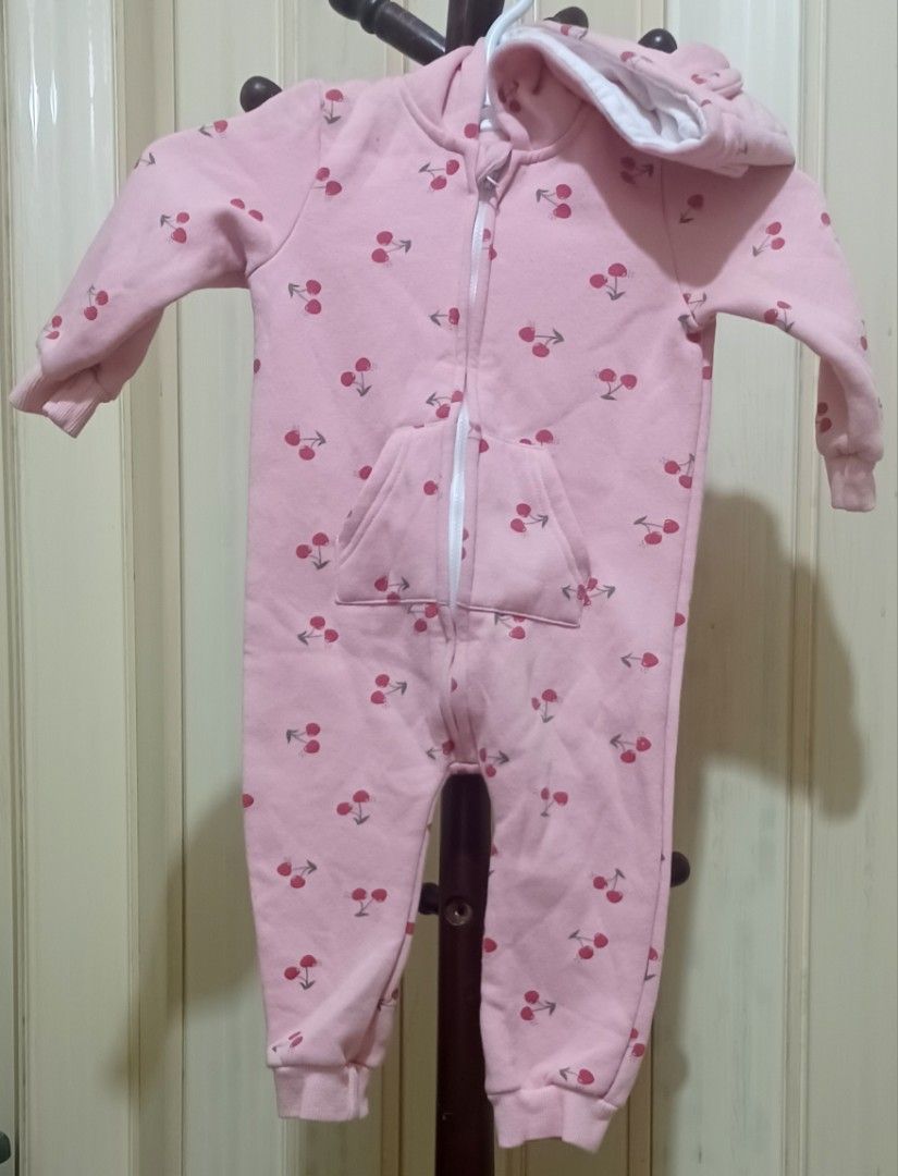 Baby Hooded Cherry Romper (Category: Babies & Kids Fashion) located in Quezon City. Submitted by wjmae (Listing ID 1461813395, Image 1). Description: - Size: 12–18M ​ - Key features: Soft Fleece Feel, Full Zip Front, Kangaroo Pocket, Cherry Print, Machine Washable ​ - Soft pink background with red cherry details.