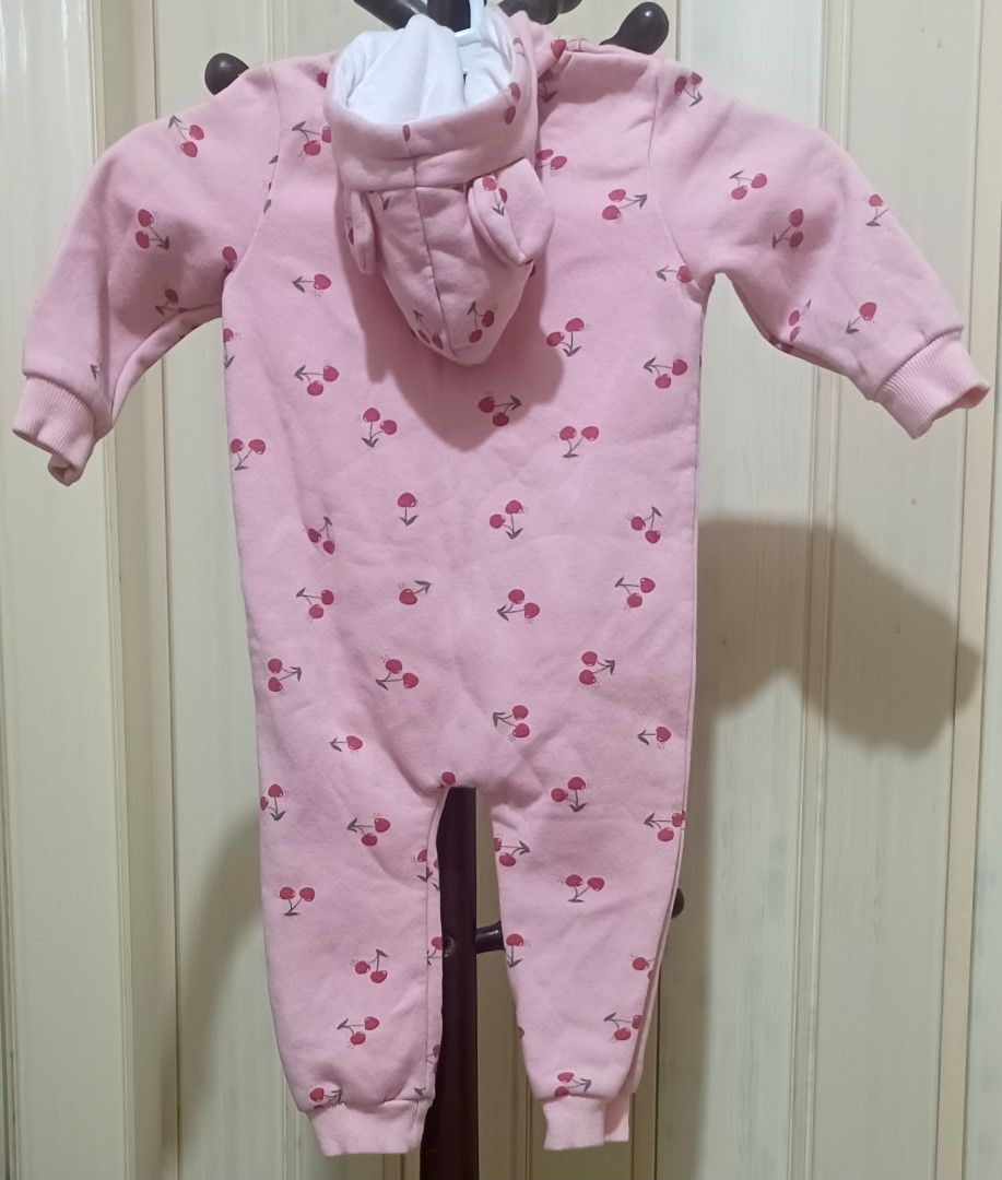 Baby Hooded Cherry Romper (Category: Babies & Kids Fashion) located in Quezon City. Submitted by wjmae (Listing ID 1461813395, Image 2). Description: - Size: 12–18M ​ - Key features: Soft Fleece Feel, Full Zip Front, Kangaroo Pocket, Cherry Print, Machine Washable ​ - Soft pink background with red cherry details.