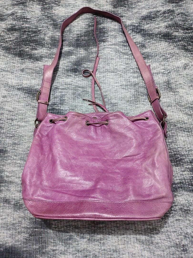Balenciaga (Category: Luxury Bags & Wallets) located in Cebu City. Submitted by haryvyylyynn (Listing ID 1461809516, Image 3). Description: Balenciaga 2500 Dm sa ibang pics.