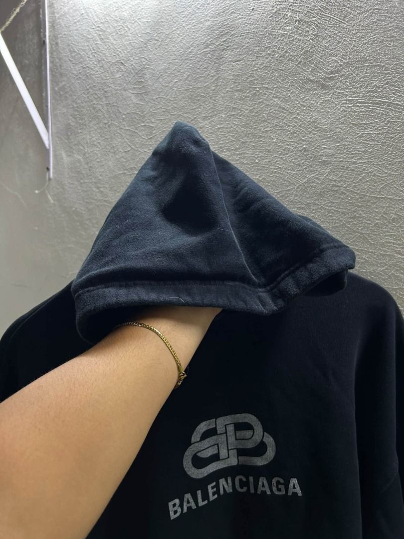 Balenciaga Hoodie Jacket (Category: Coats, Jackets and Outerwear) located in Caloocan City. Submitted by j3ngsanity (Listing ID 1461956288, Image 3). Description: 24x27.5 MISSING LACE.
