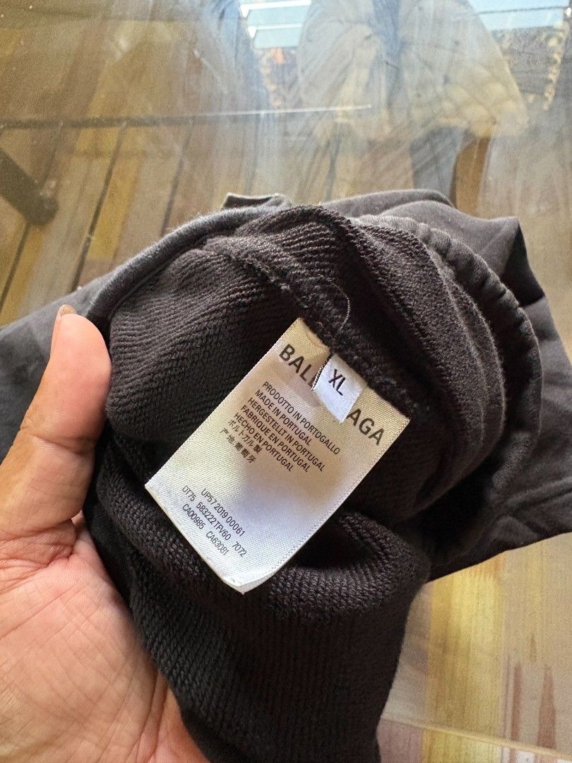 Balenciaga short (Category: Luxury Apparel) located in Carmen. Submitted by aquarius.00 (Listing ID 1461942886, Image 3). Description: XL 36-40 x 21.5 no issue.