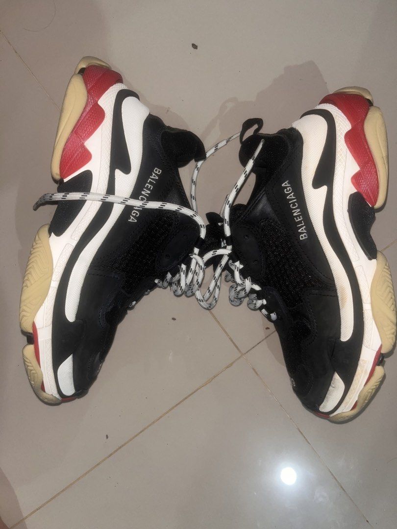 Balenciaga Triple S (Category: Casual Shoes) located in Tagum. Submitted by clent.josh (Listing ID 1461949040, Image 3). Description: Issue may little bit stain.