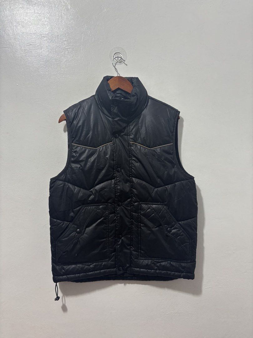 Baleno Black Vest Men Medium (Category: Coats, Jackets and Outerwear) located in Balanga. Submitted by winterlab_ph (Listing ID 1461909540, Image 1). Description: Code: A946 Width: 21.5 Length: 25 Shoulders: 16.5 : minor cut : needs wash.