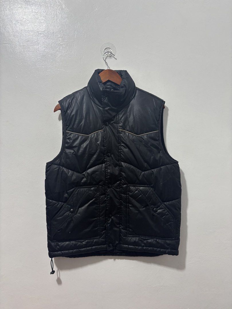 Baleno Black Vest Men Medium (Category: Coats, Jackets and Outerwear) located in Balanga. Submitted by winterlab_ph (Listing ID 1461909540, Image 2). Description: Code: A946 Width: 21.5 Length: 25 Shoulders: 16.5 : minor cut : needs wash.