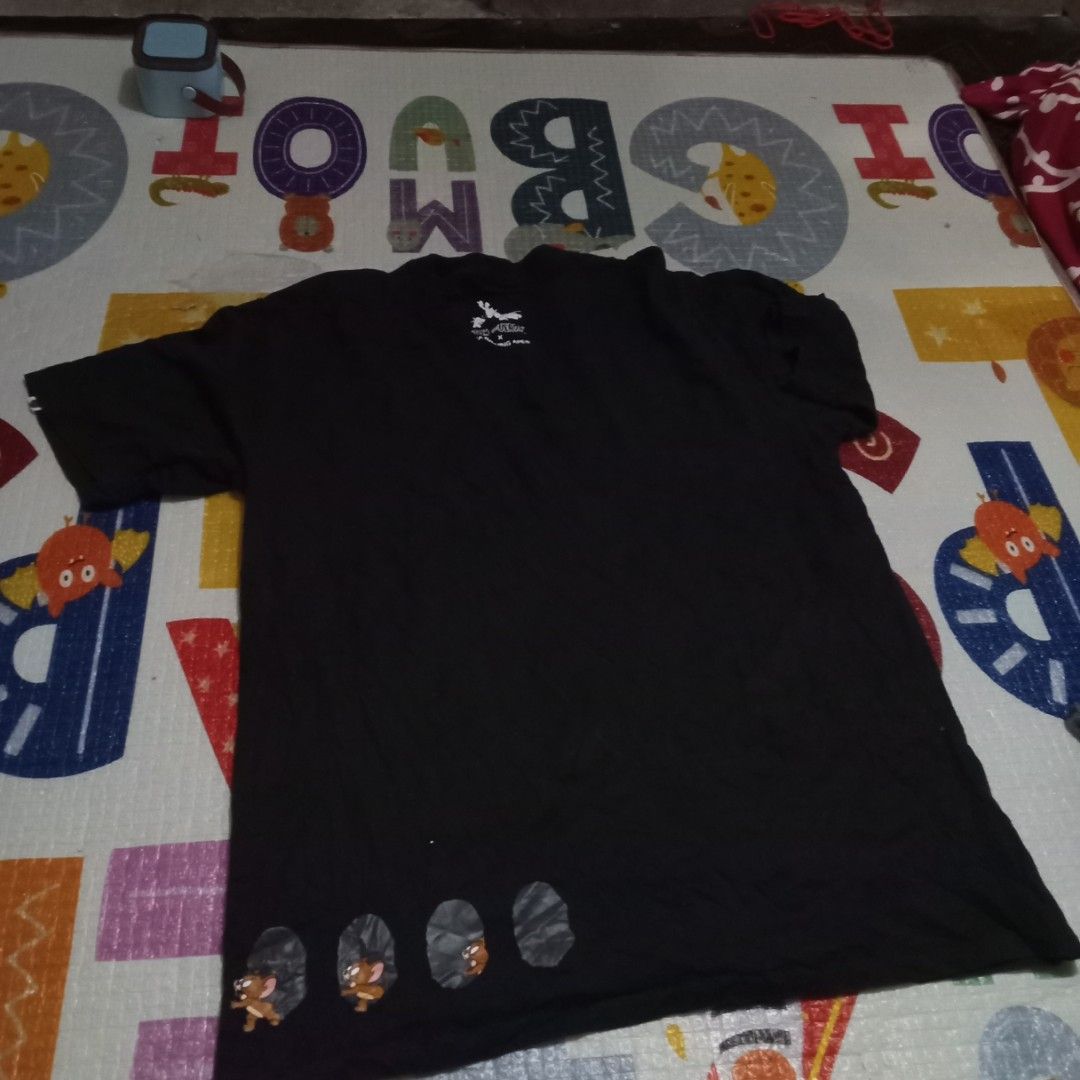 Bape x Tom and Jerry (Category: Formal Shirts) located in Manila. Submitted by tcbukay_zxc25 (Listing ID 1461951223, Image 2). Description: bape x Tom ad Jerry issue minimal hairline size xl no gold tag.